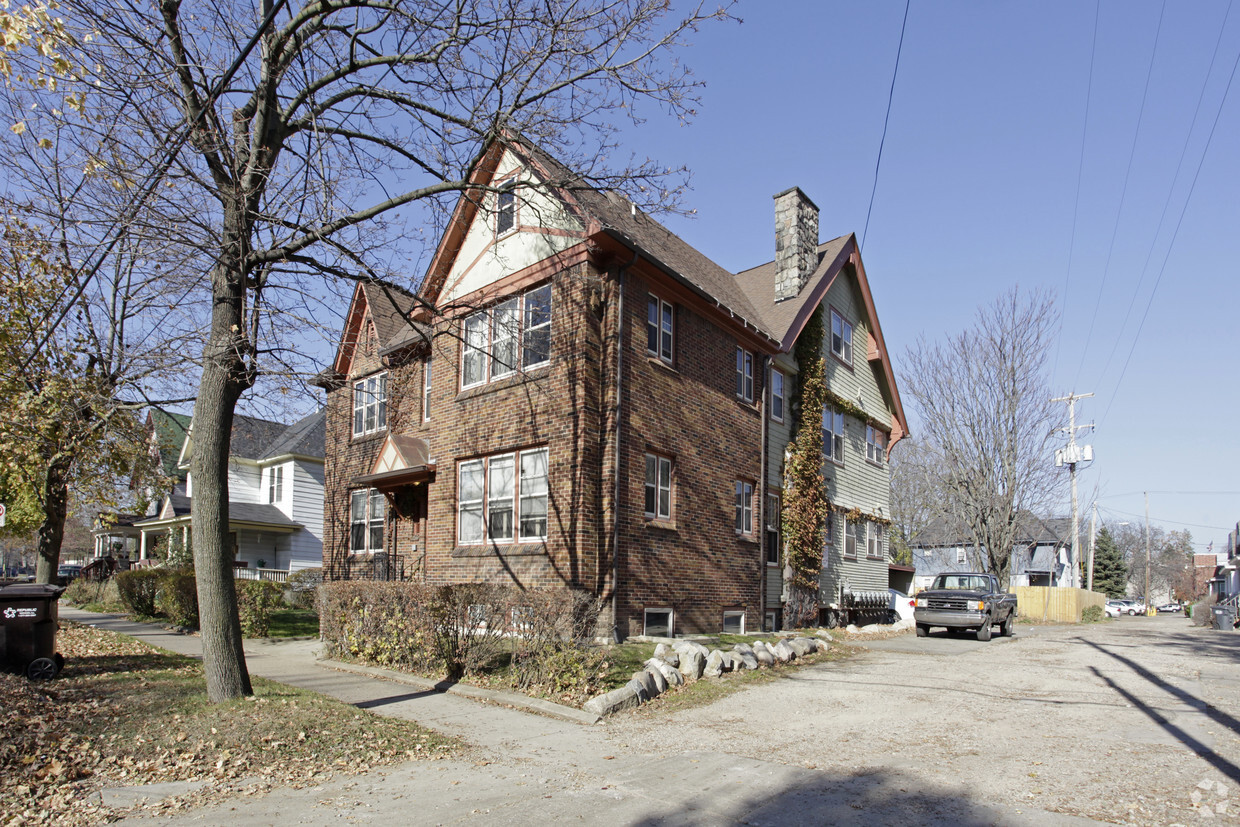 Building Photo - 226 W Walnut St