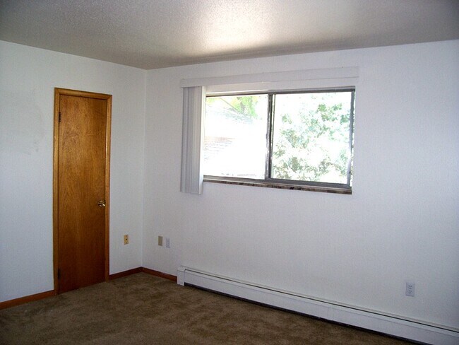 Building Photo - 917 James Ct