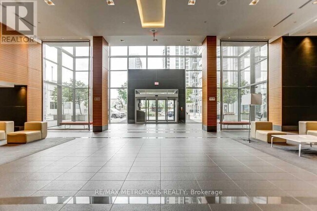 Photo du bâtiment - 135 Village Green Square