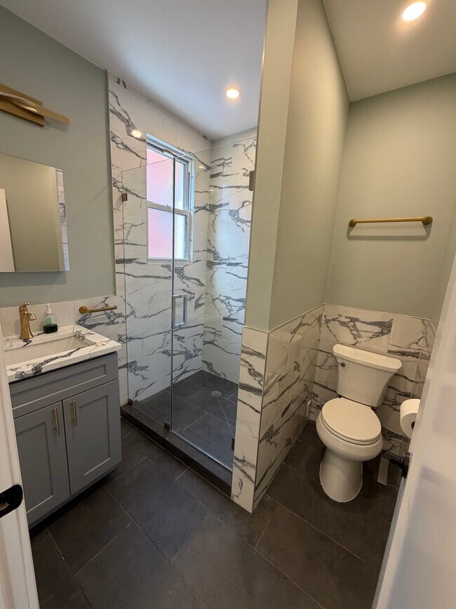 Foto del edificio - 5997 Riverdale Ave