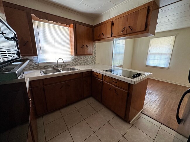 Building Photo - Come take a look at this 2-bedroom 1-bahtr...