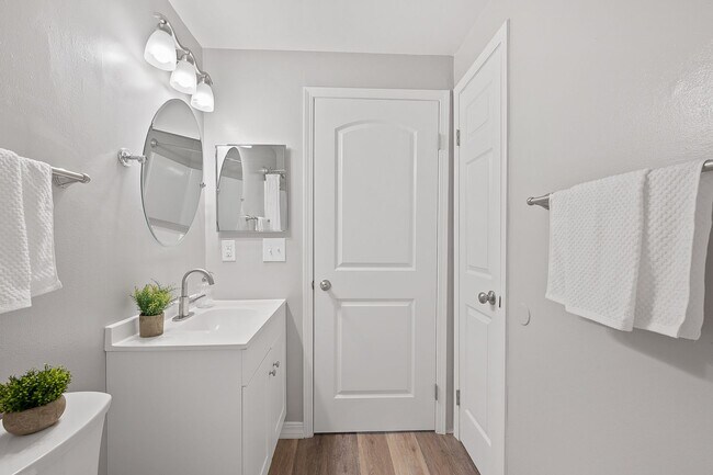 Interior Photo - 860 East