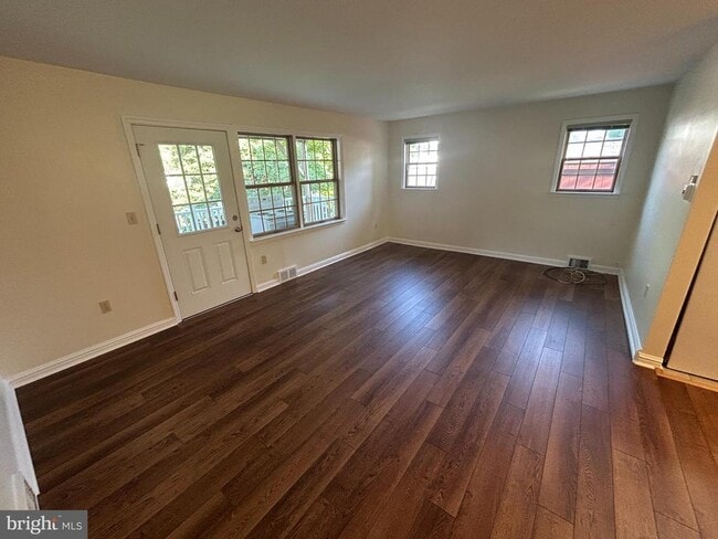 Building Photo - 214 Grayling Ave