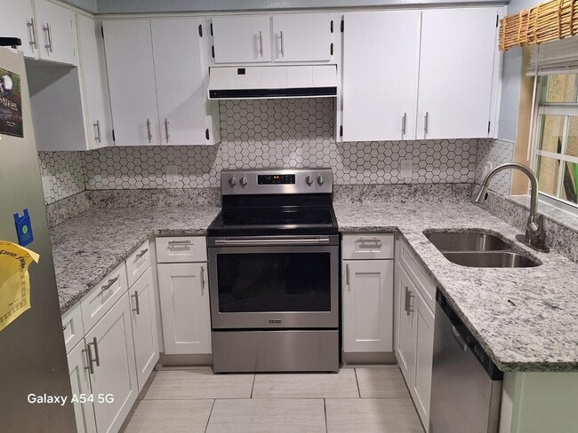 Building Photo - 2879 Thaxton Dr