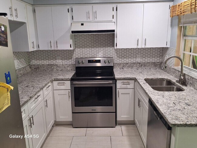 Foto del edificio - 2879 Thaxton Dr