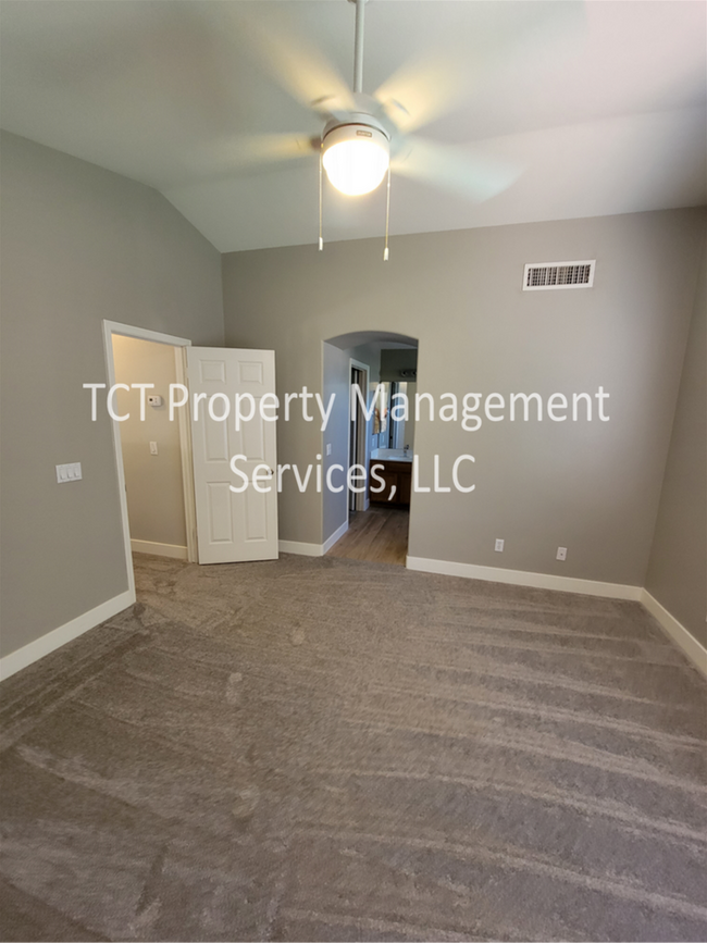 Building Photo - Great 3 Bedroom with Grass Backyard!