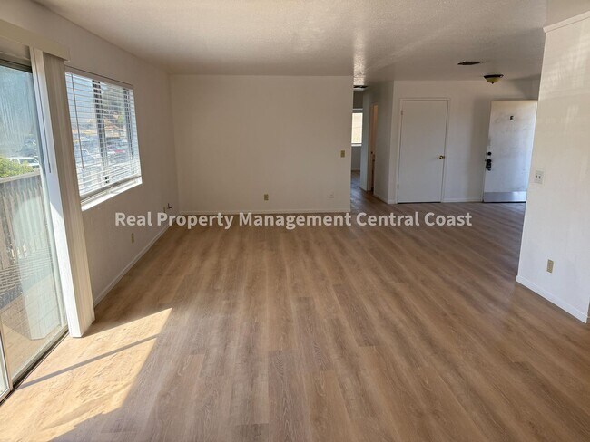 Foto del edificio - 6460 Nacimiento Ave