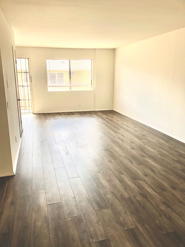Foto del edificio - 1759 N Mariposa Ave