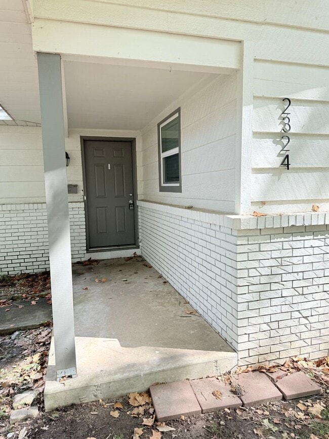 Building Photo - Ultra Open Floor Plan - Lots of New - Walk...