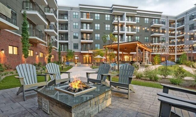 Foto del edificio - 6400 Blue Stone Rd