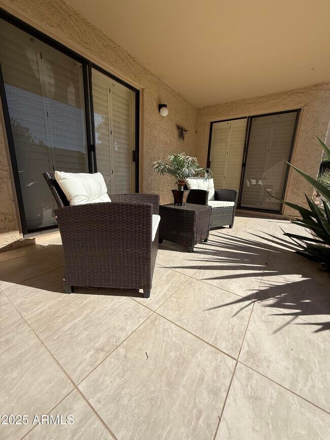 Foto del edificio - 8649 E Royal Palm Rd