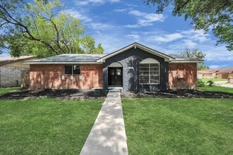 Building Photo - 3400 Surrey Ln