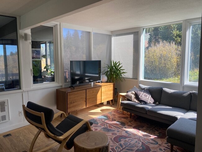 Building Photo - 136 Lance Ln