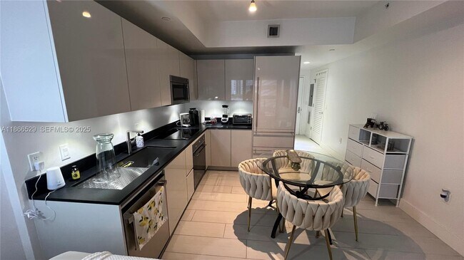 Building Photo - 1010 Brickell Ave