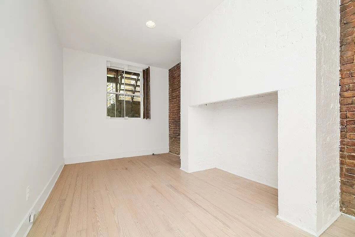 Building Photo - 318 W 14th St