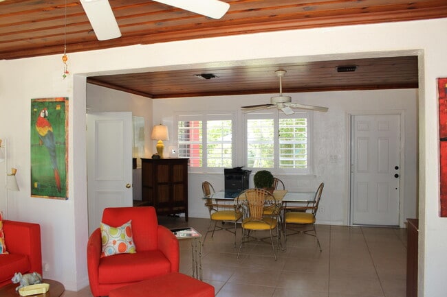 Foto del edificio - 225 Gulfstream Blvd