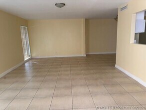 Building Photo - 7013 NW 63rd Ct
