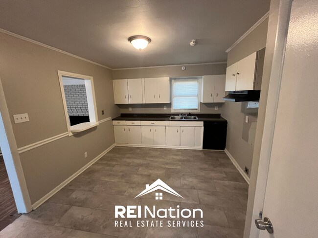 Building Photo - SPRAWLING MEMPHIS GEM! 3BR/2BA w/ Brick Fireplace | Fenced Yard & 1,870 SQ FT!