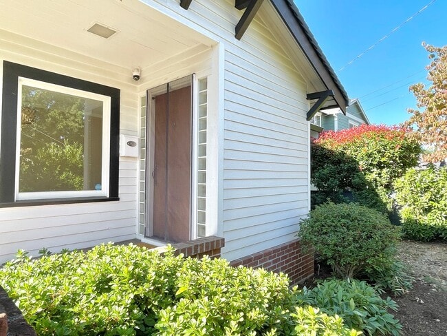 Building Photo - Woodstock area, 1 bedroom, 1 bath with finished basement