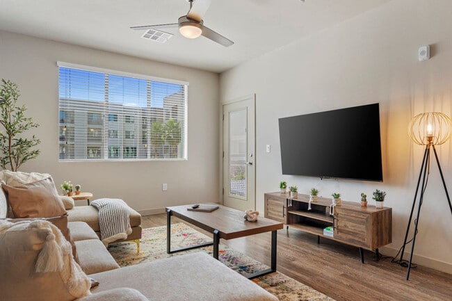 Building Photo - 711 W Broadway Rd