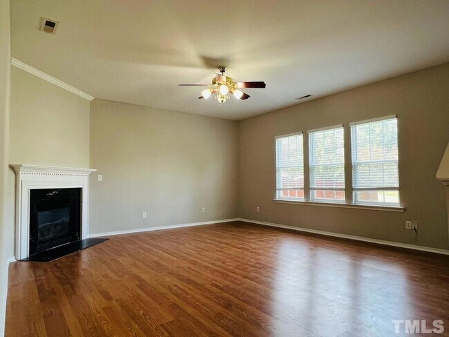 Foto del edificio - 402 Treybrooke Dr