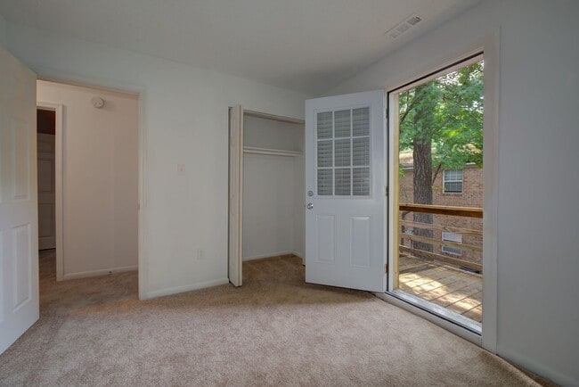 Building Photo - Thousand Oaks Apartments & Townhomes