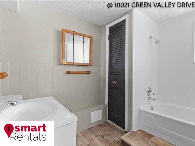 Foto del edificio - 10021 Green Valley Dr