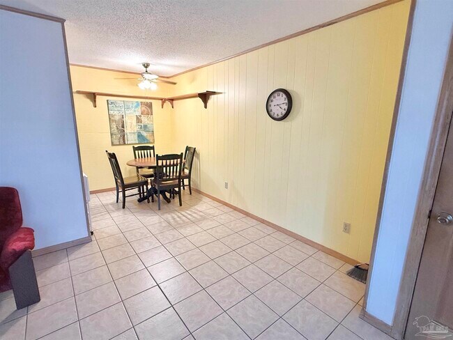 Foto del edificio - 1469 E Johnson Ave