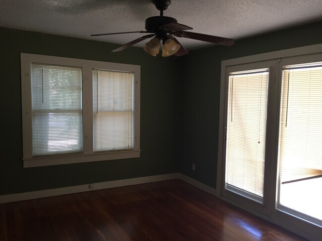 Foto del edificio - 2 bedroom w/ hardwood floors near TTU!