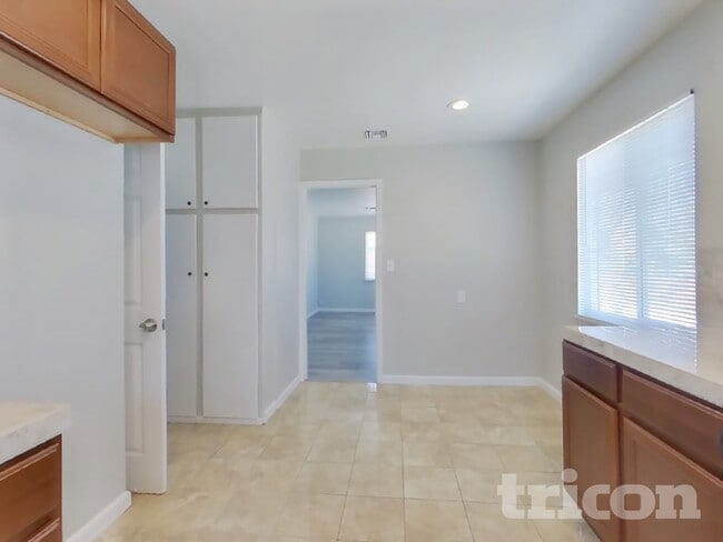 Foto del edificio - 1126 W Ovington St