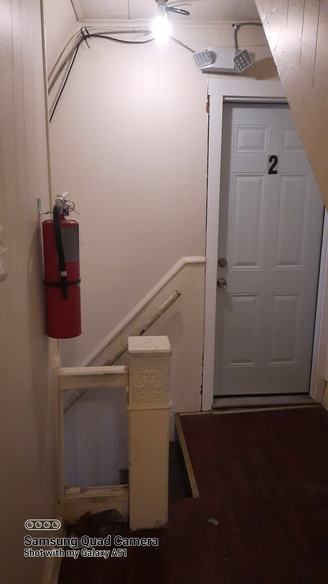 #2 HALLWAY#2 - 915 W Tilghman St