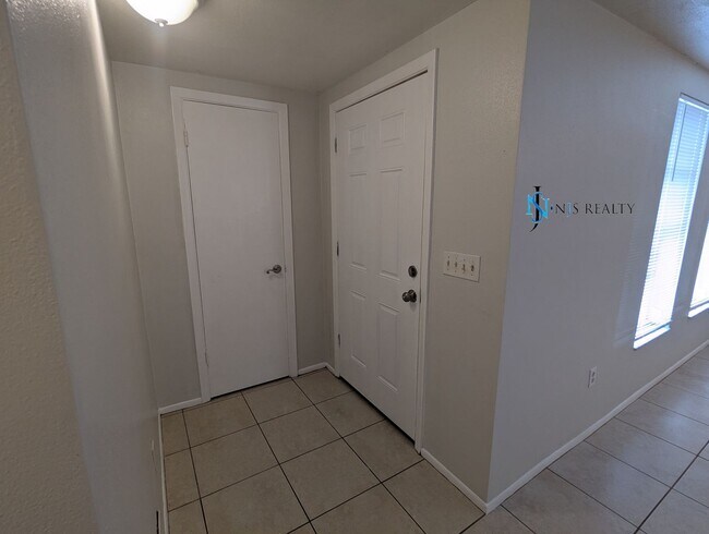 Foto del edificio - Fresh paint throughout this 3/2/1 1400 Sq....