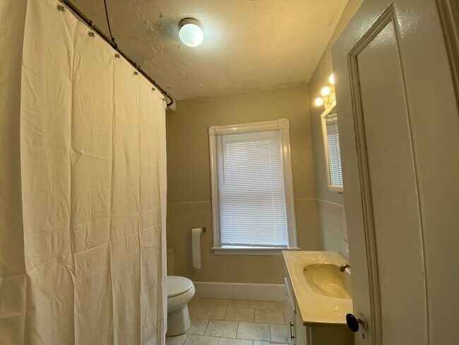 Building Photo - 137 Lynde St