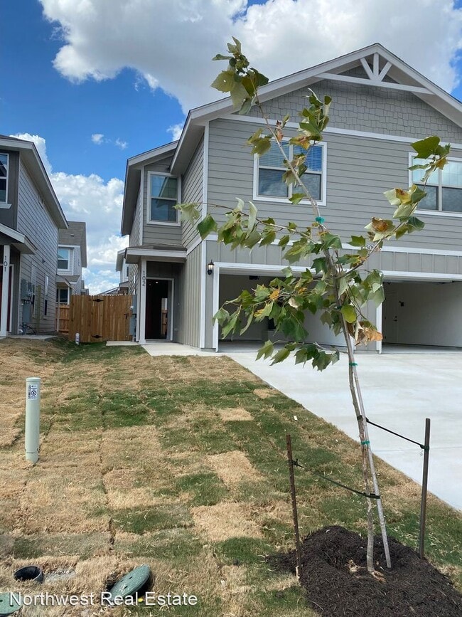 Building Photo - 3 br, 2.5 bath House - 10309 Lynwood Villa...