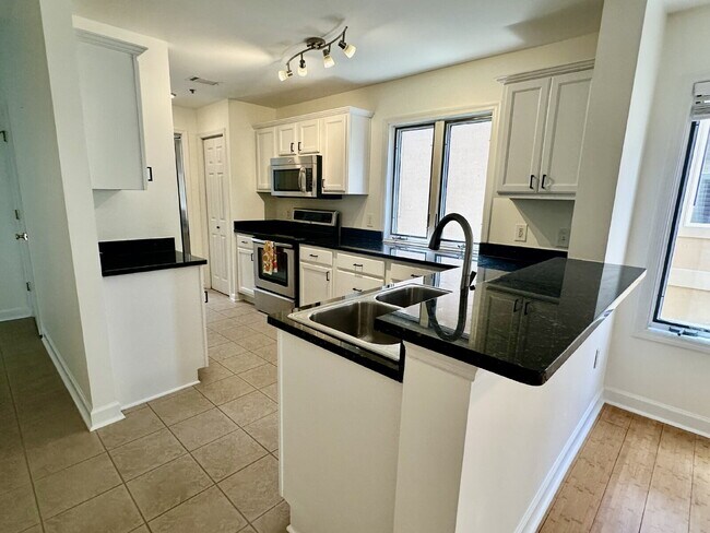 Foto del edificio - Beautiful Two Bedroom Townhome Located in Bluffton Village!