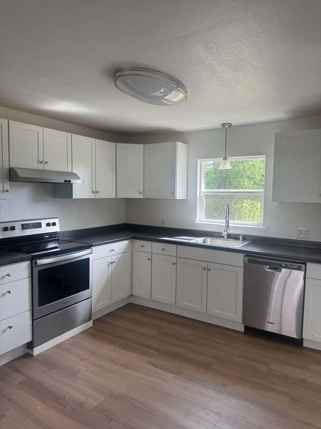 Foto del edificio - NEWLY REMODELED 3 BED/1 BATH IN SOUTH REDDING
