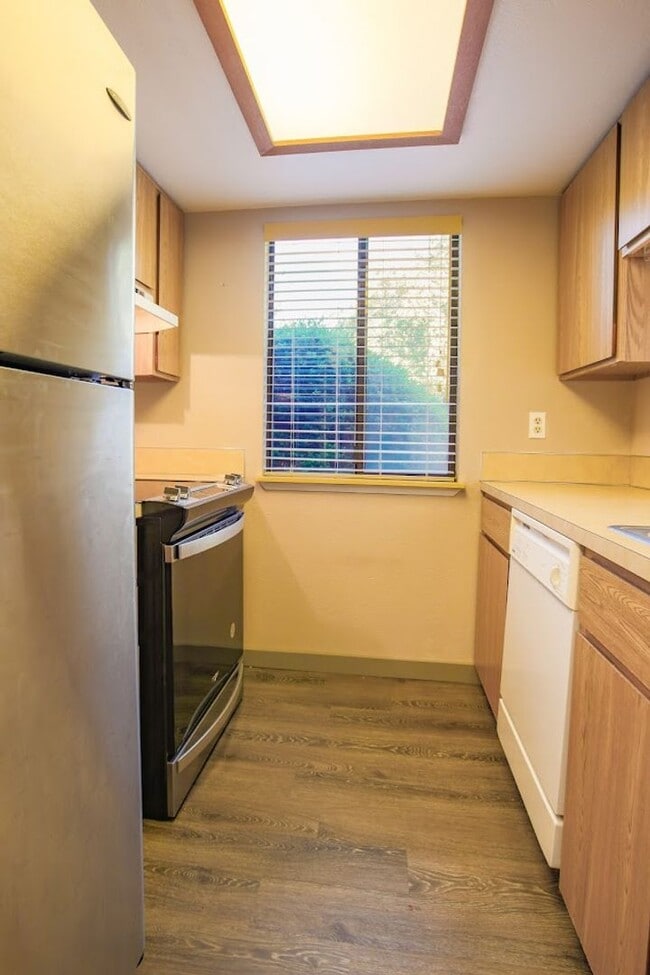 Building Photo - Spacious Langley Condo with Private Rear Y...