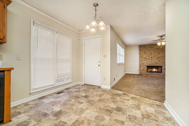 Building Photo - 3 Bedroom 2.5 Bath in Stone Mountain