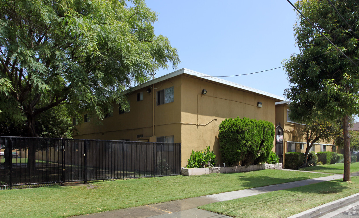 Primary Photo - 327 E Pearson Ave