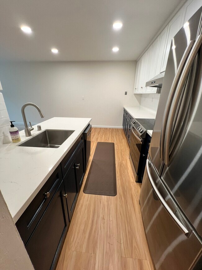 Building Photo - 960 Shorepoint Ct