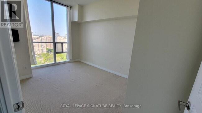 Building Photo - 223-2223 Webb Dr