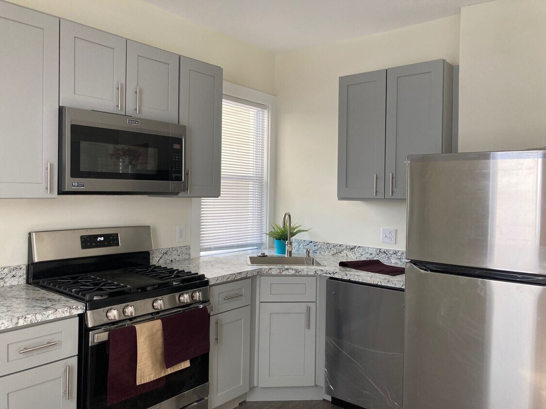 Foto principal - 1332 West 93rd Street