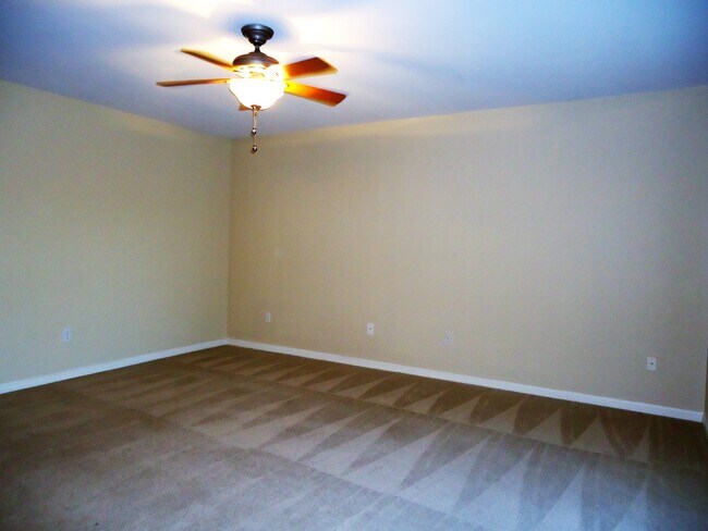 Building Photo - 2051 Stoneleigh Dr