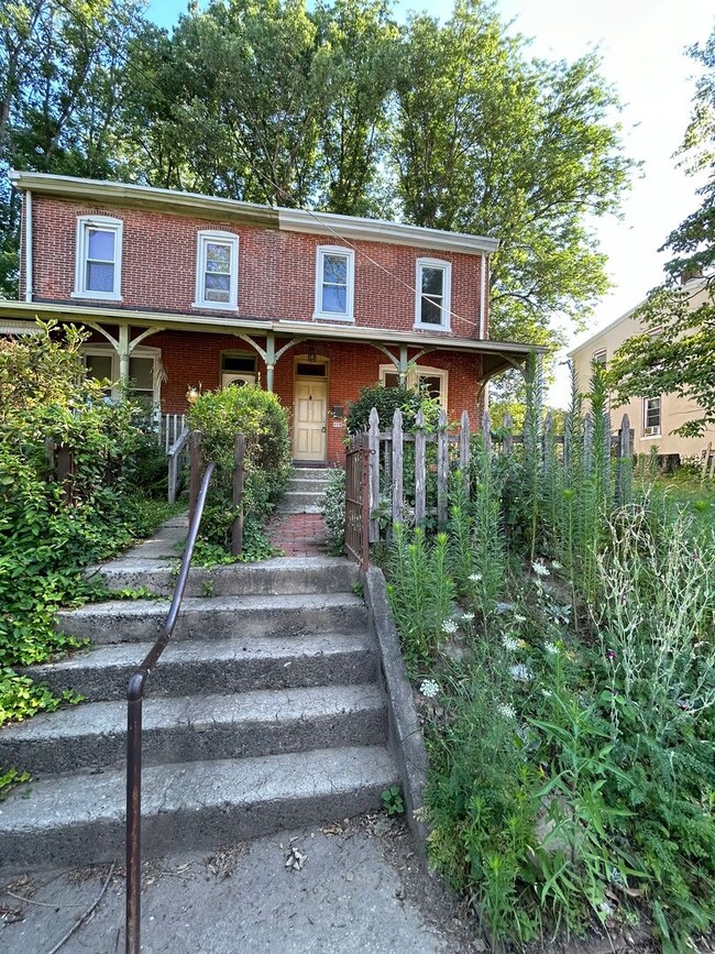 Building Photo - Lovely 3 bedroom 1.5 bath home available i...
