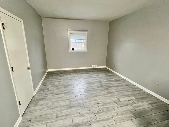 Living Room - 2422 Ligonier St