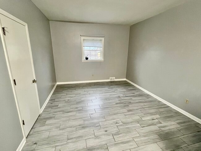 Living Room - 2422 Ligonier St