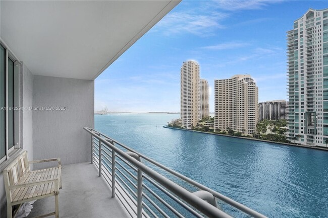 Foto del edificio - 325 S Biscayne Blvd