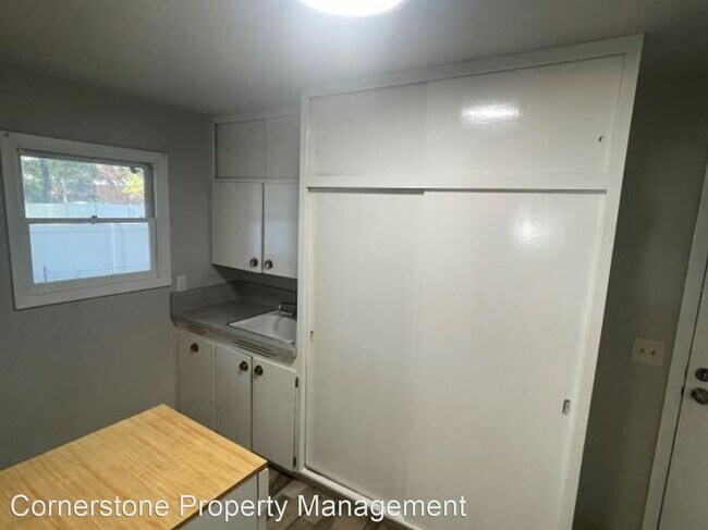 Building Photo - 4 br, 2 bath House - 511 S. Locust St.