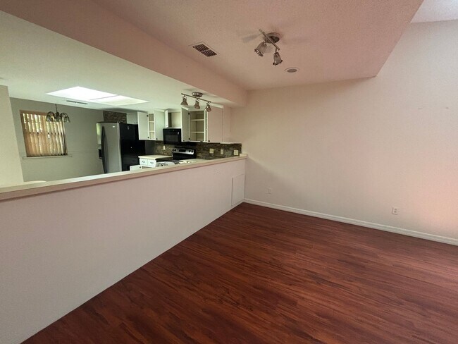 Building Photo - Charming 2 Bed / Bath Townhouse Inverness