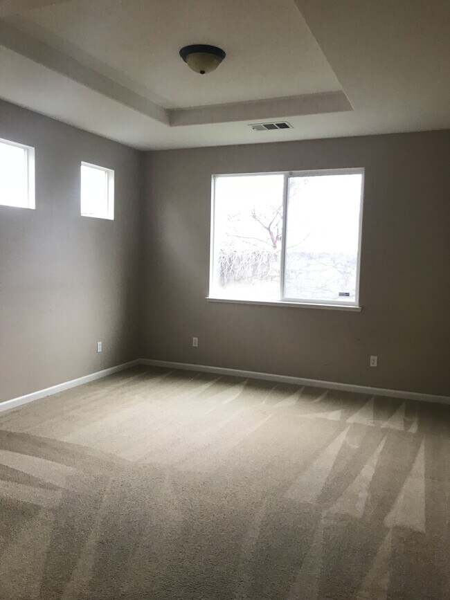 Foto del edificio - Apply Now to Schedule Viewing - Do Not Disturb Tenants.